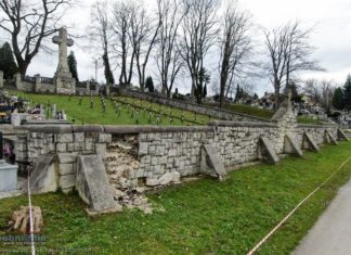 Bochnia. Radni apelują do burmistrza o działanie ws. walącego się 100-letniego muru na cmentarzu