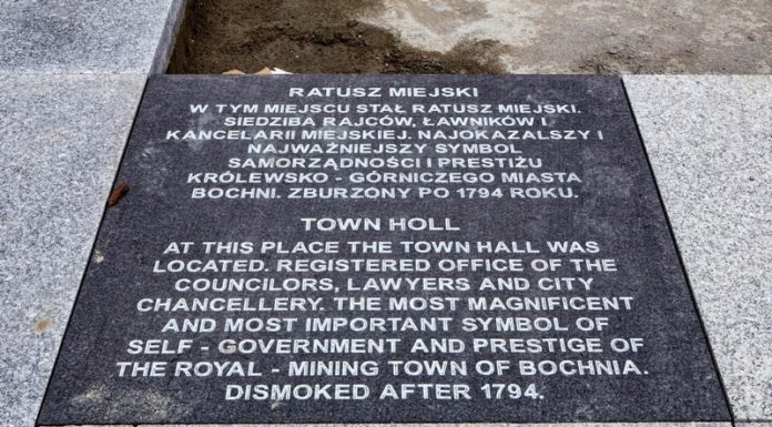 Rynek. Błąd na tablicy upamiętniającej dawny ratusz
