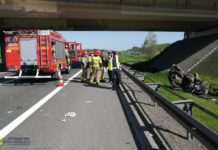 Zderzenie na A4 koło Bochni. Osobówka wyrzucona za bariery – ZDJĘCIA