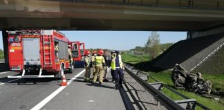 Zderzenie na A4 koło Bochni. Osobówka wyrzucona za bariery – ZDJĘCIA