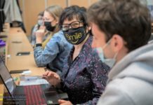 Bochnia. Młodzi uczą seniorów korzystania z komputerów i internetu