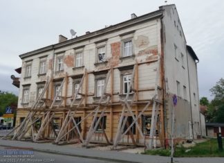 Ściana „czerwonej kamienicy” nadal podparta belkami. Kto zapłaci za remont?