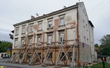 Ściana „czerwonej kamienicy” nadal podparta belkami. Kto zapłaci za remont?