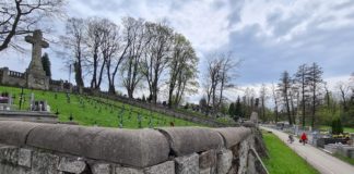 Walący się mur na cmentarzu. W tym roku tylko prace zabezpieczające?