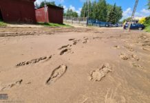 Bochnia. Po ulewie błoto spłynęło przed przedszkole na os. Jana – ZDJĘCIA