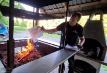 Grill z Berkowiczem. Radosław Macoń demonstracyjnie spalił formularz PIT – WIDEO