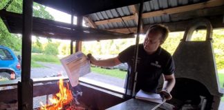 Grill z Berkowiczem. Radosław Macoń demonstracyjnie spalił formularz PIT – WIDEO