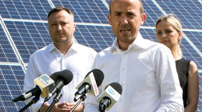 Borys Budka na Bocheńszczyźnie. Apel o wycofanie się ze zmian dotyczących fotowoltaiki