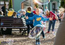 Bochnia. „Kulturalna od-nowa” – bańkarz i karykaturzysta na ul. Solnej – ZDJĘCIA