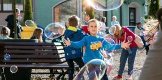 Bochnia. „Kulturalna od-nowa” – bańkarz i karykaturzysta na ul. Solnej – ZDJĘCIA