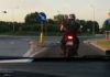 Motocyklista z Bochni uciekał przed policją przez 80 km, na końcu uderzył w radiowóz