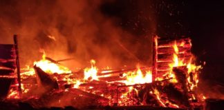 Pogwizdów. Pożar stodoły gasiło kilkudziesięciu strażaków – ZDJĘCIA