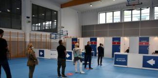 Bochnia. W ZS Nr 1 ruszył populacyjny punkt szczepień. Jednym z pierwszych zaszczepionych był starosta Adam Korta
