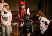 Bochnia. Teatr Artystokracki w autorskim spektaklu. Darth Vader na scenie Oratorium – ZDJĘCIA