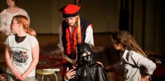 Bochnia. Teatr Artystokracki w autorskim spektaklu. Darth Vader na scenie Oratorium – ZDJĘCIA