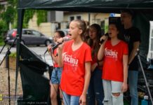 „Zakochać się w Bochni”. Młodzi artyści śpiewali na ul. Solnej – ZDJĘCIA