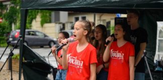 „Zakochać się w Bochni”. Młodzi artyści śpiewali na ul. Solnej – ZDJĘCIA