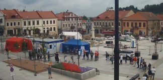Bochnia. Na Rynku ruszyły szczepienia przeciwko Covid-19. Kolejka chętnych
