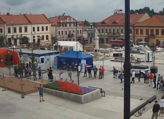 Bochnia. Na Rynku ruszyły szczepienia przeciwko Covid-19. Kolejka chętnych