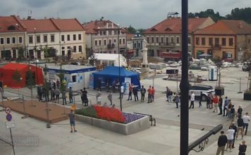 Bochnia. Na Rynku ruszyły szczepienia przeciwko Covid-19. Kolejka chętnych