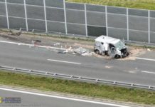 Groźny wypadek na A4 koło Brzeska. Przerwana bariera i zderzenie z autokarem – ZDJĘCIA