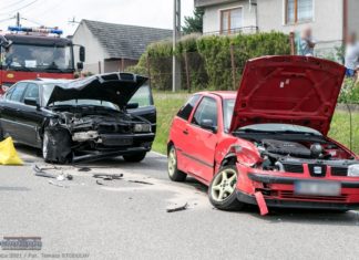 Zderzenie w Brzeźnicy – w jednym z pojazdów 6-tygodniowe niemowlę – ZDJĘCIA