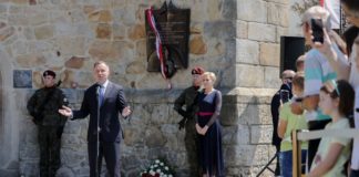 Lipnica Murowana. Prezydent Andrzej Duda odsłonił tablicę pamięci Marii i Lecha Kaczyńskich