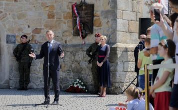 Lipnica Murowana. Prezydent Andrzej Duda odsłonił tablicę pamięci Marii i Lecha Kaczyńskich