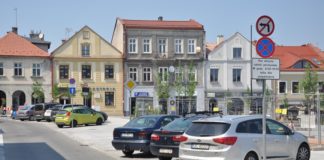 Zachodnia pierzeja Rynku. Kierowcy parkują na chodniku, bo… nie ma odpowiednich znaków