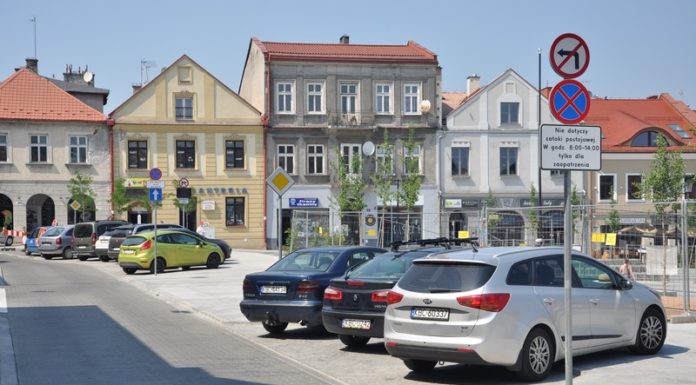Zachodnia pierzeja Rynku. Kierowcy parkują na chodniku, bo… nie ma odpowiednich znaków