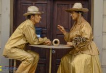 Teatr uliczny w centrum Bochni. „Złota pantomima” – ZDJĘCIA