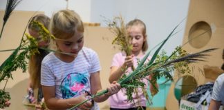 Dzieci stworzyły piękne kompozycje z kwiatów i ziół – ZDJĘCIA