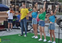 „Zakochać się w Bochni”. Młodzi muzycy wystąpili na Rynku – ZDJĘCIA