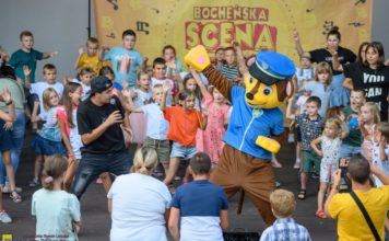 Rodzinna Scena Letnia w Parku Uzbornia – ZDJĘCIA