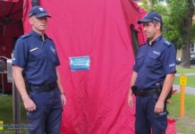 Bocheńscy policjanci nadzorują punkty szczepień przeciw COVID-19