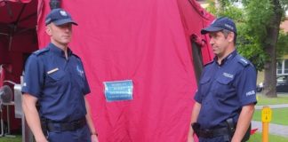 Bocheńscy policjanci nadzorują punkty szczepień przeciw COVID-19