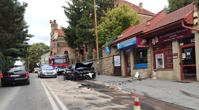 Bochnia. BMW uderzyło w bankomat – ZDJĘCIA