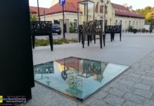 Ślisko na szklanych gablotach w centrum Bochni. Na zimę będą gumowe nakładki