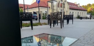 Ślisko na szklanych gablotach w centrum Bochni. Na zimę będą gumowe nakładki