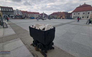 Bochnia. Na Rynek wróciły górnicze wagoniki. Posadzono też kolejne drzewa