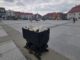Bochnia. Na Rynek wróciły górnicze wagoniki. Posadzono też kolejne drzewa