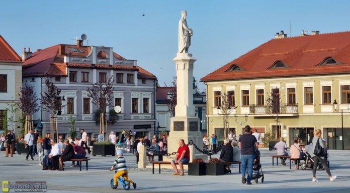Bochnia. „Na rynku dzieją się rzeczy niedopuszczalne”. Trzeba wzmocnić straż miejską? – WIDEO
