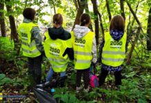 Wolontariusze Polski 2050 sprzątali lasek Uzbornia w Bochni