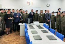 Ślubowanie w I LO w Bochni. Informatycy w mundurach – ZDJĘCIA