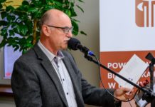 Biblioteka: Promocja tomiku poezji „Dwa waria(n)ty…” – ZDJĘCIA