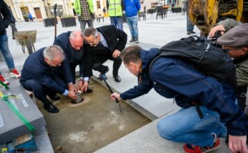 Bochnia. Co jest w kapsule czasu? Ma być otwarta za 100 lat – ZDJĘCIA, WIDEO