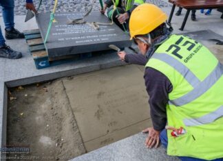 Tajemniczy napis na odwrocie płyty przykrywającej kapsułę czasu