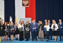 Powiat Bocheński. Dyrektorzy i nauczyciele z nagrodami od starosty – LISTA i ZDJĘCIA