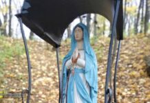 Bochnia. Zniszczona przez wandala figurka wróciła do kapliczki w Parku Uzbornia – ZDJĘCIA