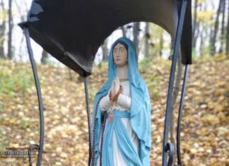 Bochnia. Zniszczona przez wandala figurka wróciła do kapliczki w Parku Uzbornia – ZDJĘCIA